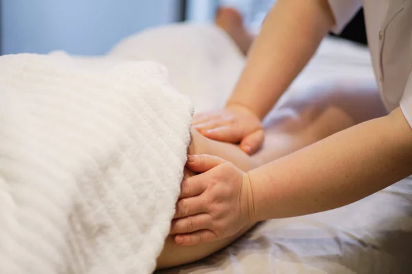 Lichaamsverzorging concept. Speciale anti-cellulitis behandeling. Masseur maakt anticellulite massage jonge vrouw in spa salon. Close-up zicht — Stockfoto