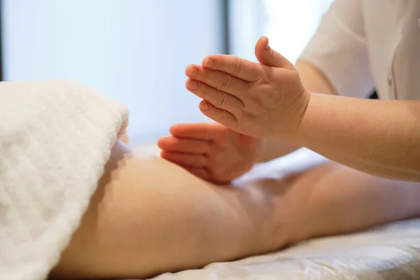 Concepto de cuidado corporal. Tratamiento especial contra la celulitis. Masajista hace anticelulitis masaje mujer joven en el salón de spa. Vista de cerca — Foto de Stock