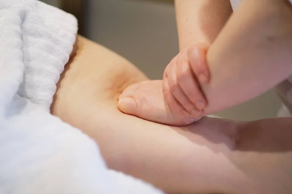 Masażysta robi antyklusowe masaże młodej kobiecie w salonie spa. Koncepcja pielęgnacji ciała. Specjalne leczenie przeciwnowotworowe. — Zdjęcie stockowe