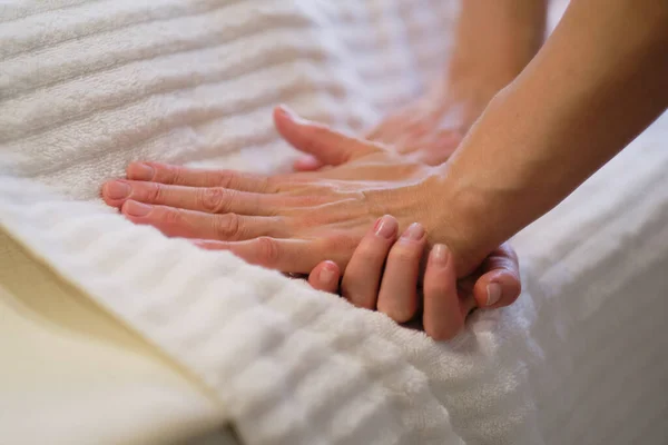 Polsmassage. massagetherapeut legt druk op een gevoelig punt op een vrouwenhand. Fysiotherapeut masseert haar patiënten hand in medisch kantoor — Stockfoto