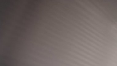 Duvarda hareket eden bulanık koyu gölgeler. Ürkütücü gölge sanat gürültü dokusu. Gölge bataryasının beyaz duvar dokusu arkaplanındaki lamba ışığının hareketini kapat. Yavaş çekim videosu. depolama görüntüleri