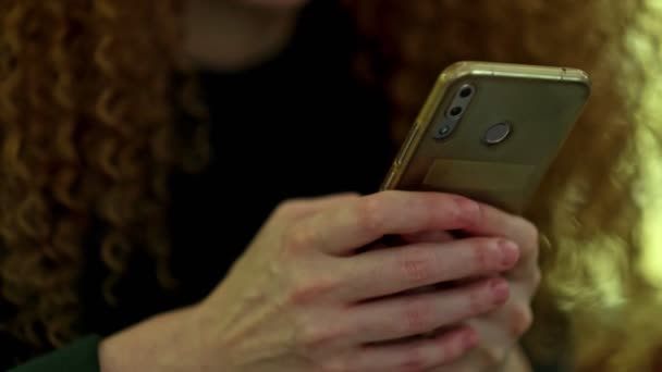Κορίτσι χέρι χρησιμοποιώντας γραπτών μηνυμάτων κινητό τηλέφωνο ή συνομιλία. Κοντινό πλάνο του γυναικείου χεριού. Βίντεο αργής κίνησης. απόθεμα βίντεο — Αρχείο Βίντεο