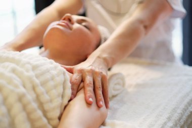 Güzel bir kızın güzellik kliniğinde yüz masajı var. Cilt bakımı, spa konsepti, tedavi. Yüz masajı. Yüz derisi. Masörün elleri. Güzellik salonundaki kadın. Cilt Nemlendirme İşlemi