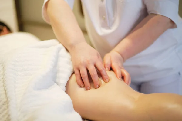 Concepto de cuidado corporal. Tratamiento especial contra la celulitis. Masajista hace anticelulitis masaje mujer joven en el salón de spa. Vista de cerca —  Fotos de Stock