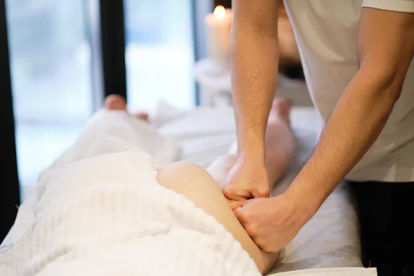 Massagista faz anticelulite massagem jovem mulher no salão de spa. Conceito de cuidado corporal. Tratamento especial da anticelulite. — Fotografia de Stock