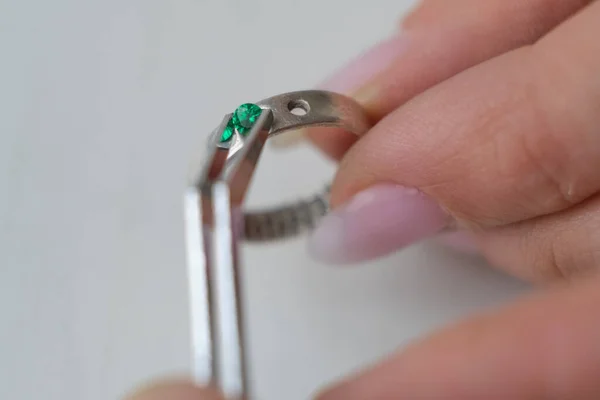 Macro disparó. Joyería artesanal. Reparación del anillo. Poner el diamante en el anillo. Escritorio para la fabricación de joyas artesanales con herramientas profesionales. —  Fotos de Stock