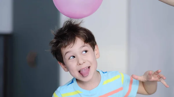 Niño alegre sorprendido con espinas en el pelo sin electrificación estática. Física, prueba eléctrica del globo de electrificación. átomos cargados positiva y negativamente. Experimento de lección escolar. — Foto de Stock