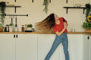 Yemek pişirirken dans etmek ve şarkı söylemek hacıları mikrofon olarak kullanır. Ev işlerine neşeli, enerjik, neşeli bir tavır takınırlar..