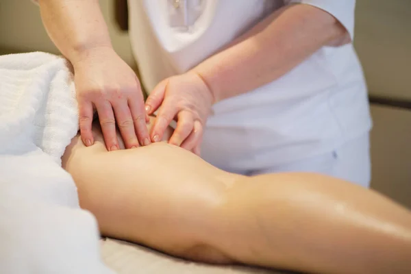 Concepto de cuidado corporal. Tratamiento especial contra la celulitis. Masajista hace anticelulitis masaje mujer joven en el salón de spa. Vista de cerca — Foto de Stock