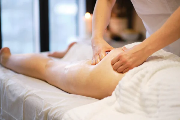 Masseur makes anticellulite massage young woman in the spa salon. Body care concept. Special anticellulite treatment. — Stock Photo, Image