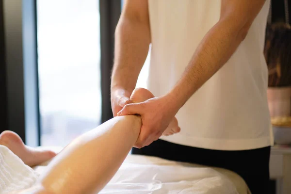 Massagem relaxante no pé no salão de spa dentro de casa. — Fotografia de Stock