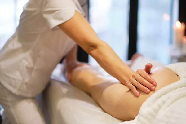 Masajista hace anticelulitis masaje mujer joven en el salón de spa. Concepto de cuidado corporal. Tratamiento especial contra la celulitis. —  Fotos de Stock