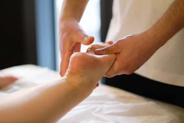 Ontspannende massage op de voet in spa salon binnen. — Stockfoto