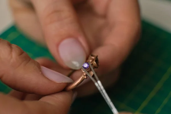 Macro disparó. Joyería artesanal. Reparación del anillo. Poner el diamante en el anillo. Escritorio para la fabricación de joyas artesanales con herramientas profesionales. —  Fotos de Stock