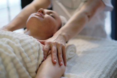 Güzel bir kızın güzellik kliniğinde yüz masajı var. Cilt bakımı, spa konsepti, tedavi. Yüz masajı. Yüz derisi. Masörün elleri. Güzellik salonundaki kadın..