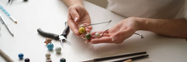 Basteln Sie Schmuck mit professionellen Werkzeugen. Ein handgefertigter Juwelierprozess, Herstellung von Schmuck. — Stockfoto