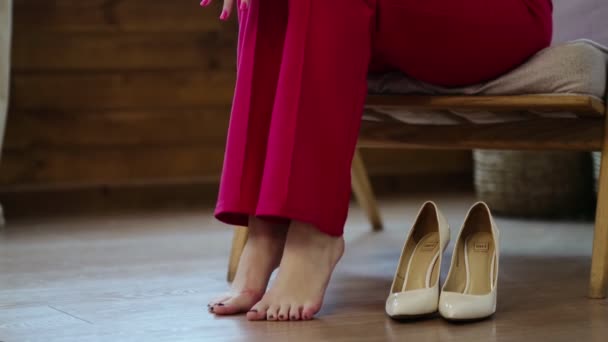 Tired business woman takes off her shoes after a long day. swelling of feet after high heels, soft focus. Selective focus. Slow motion video. Video — Stock Video