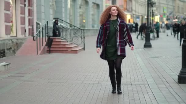 Młoda piękna kobieta spaceruje ulicą dużego miasta. niezależna i pewna siebie kobieta idzie naprzód. — Wideo stockowe
