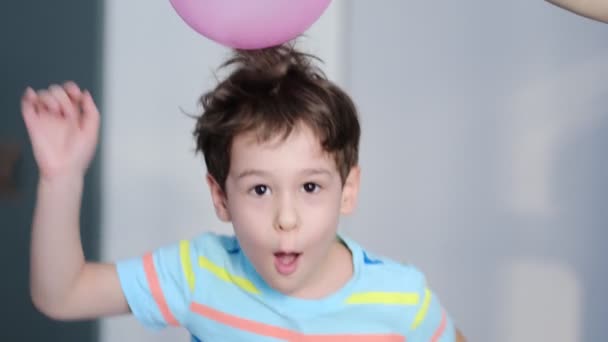 Niño alegre sorprendido con espinas en el pelo sin electrificación estática. Física, prueba eléctrica del globo de electrificación. átomos cargados positiva y negativamente. Experimento de lección escolar. — Vídeo de stock