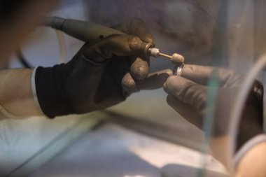 Makro atış. Profesyonel aletlerle mücevher yapımı. El yapımı kuyumcu, mücevher üretimi..