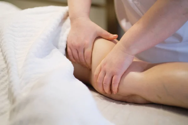 Conceito de cuidado corporal. Tratamento especial da anticelulite. Masseur faz anticelulite massagem jovem mulher no salão de spa. Vista de perto — Fotografia de Stock