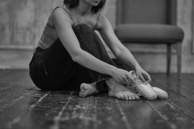 Siyah ve beyaz kotlu modern dansçı noktalı ayakkabılar giyer, sanatta klasik ve modern stil kavramı.