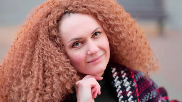 Düşünceli güzel bir kadının portresi. Doğal güzellik, modern kadınlar..