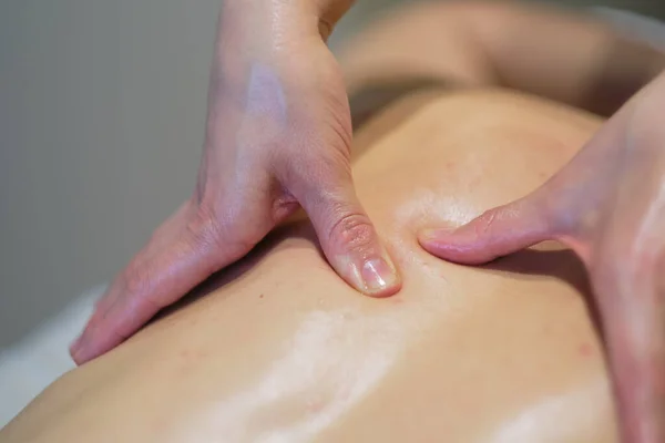 Primer plano del hombre disfrutando en relajante masaje de espalda. Hombre relajante en mesa de masaje recibiendo masaje — Foto de Stock