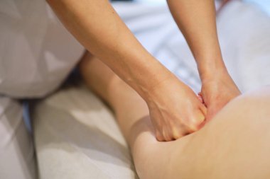 Masör spa salonundaki genç bayana antielülit masajı yapıyor. Vücut bakımı konsepti. Özel anti-elülit tedavisi.