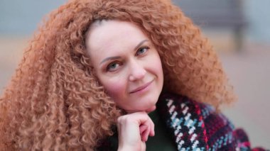 Düşünceli güzel bir kadının portresi. Doğal güzellik, modern kadınlar..