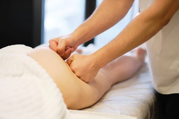Massagista faz anticelulite massagem jovem mulher no salão de spa. Conceito de cuidado corporal. Tratamento especial da anticelulite. — Fotografia de Stock