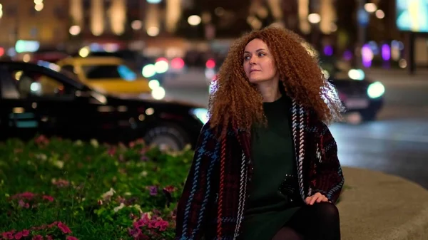 Mulher bonita e elegante andando nas ruas da cidade noite. Retrato positivo fora. — Fotografia de Stock