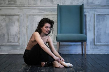 Kotlu modern dansçı noktalı ayakkabılar giyer, sanatta klasik ve modern stil kavramı.