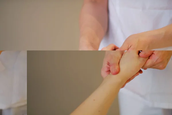 Μασάζ καρπού. μασάζ θεραπευτής ασκεί πίεση σε ένα ευαίσθητο σημείο σε ένα χέρι των γυναικών. Η φυσικοθεραπεύτρια κάνει μασάζ στους ασθενείς της. — Φωτογραφία Αρχείου