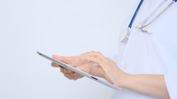 Femme médecin en blouse blanche en utilisant la tablette numérique moderne pc. Concept de réseau médical, de santé ou médical en ligne. Mains du médecin utilisant un ordinateur tablette — Video