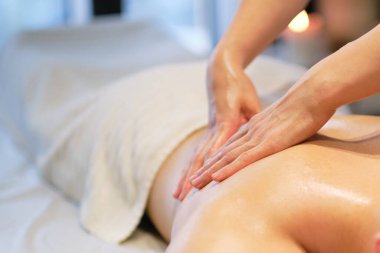 İnsanın sırt masajından zevk aldığı yakın çekim. Masaj masasında dinlenen adam masaj yaptırıyor.