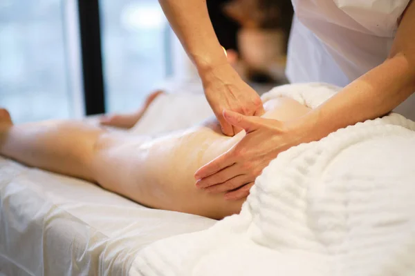 Massaggiatore fa massaggio anticellulite giovane donna nel salone termale. Concetto di cura del corpo. Trattamento speciale anticellulite. — Foto Stock