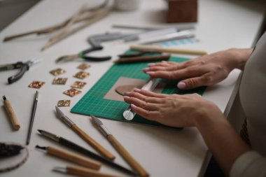 Profesyonel aletlerle mücevher yapımı. El yapımı kuyumcu, mücevher üretimi..