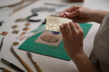 Profesyonel aletlerle mücevher yapımı. El yapımı kuyumcu, mücevher üretimi..