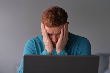 Yakışıklı depresif adam. İş stresi, endişe, kalbi kırık ve erkekler sağlık hizmeti konsepti.