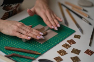 Profesyonel aletlerle mücevher yapımı. El yapımı kuyumcu, mücevher üretimi..