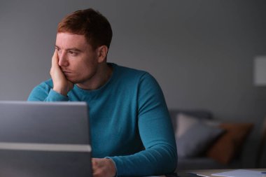 Yakışıklı depresif adam. İş stresi, endişe, kalbi kırık ve erkekler sağlık hizmeti konsepti.