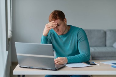 Yakışıklı depresif adam. İş stresi, endişe, kalbi kırık ve erkekler sağlık hizmeti konsepti.