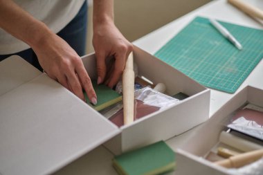 Tanınmayan kadın girişimci bir kutuda mal topluyor ve bir kurye şirketi aracılığıyla paket göndermek üzere. servis hizmeti kavramı