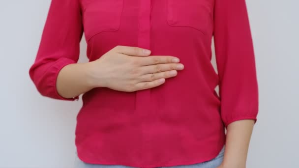 女性胃の痛み。胃の痛みを持つ女性,または白い背景を持つ月経痛.医療と医療の概念. — ストック動画