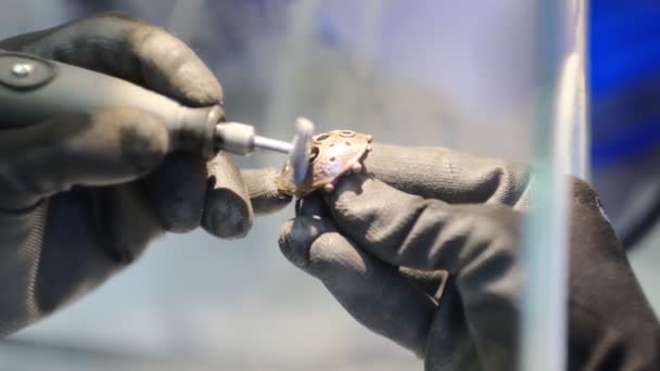 Mani da gioielliere che lavorano con un anello. Questo video mostra le mani del gioielliere che puliscono un anello con uno strumento rotante. — Video Stock