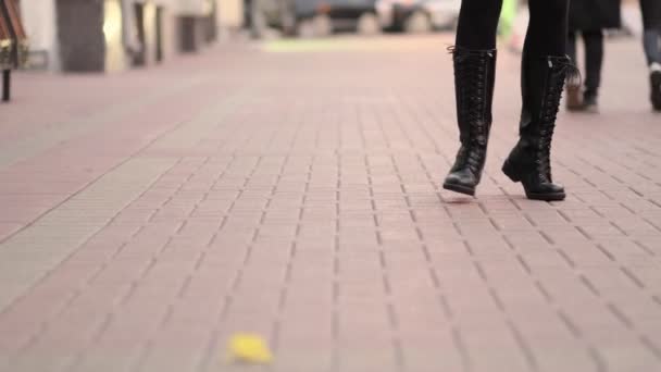 Siguiendo a la joven disfrutando del día, girando y bailando y caminando por las calles de la ciudad — Vídeos de Stock