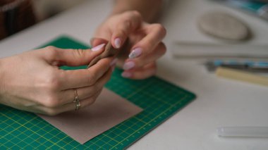 Profesyonel aletlerle mücevher yapımı. El yapımı kuyumcu, mücevher üretimi..