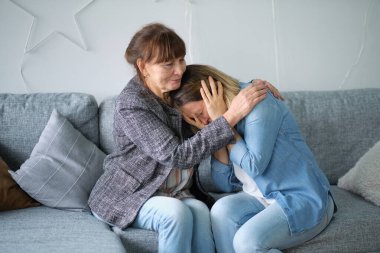 Yaşlı anne kucaklaması, ağlayan yetişkin kız çocuğu destek ve ilgi göster, destekleyici son sınıf kadını kucakla yetişkin çocuğa sarıl depresyonda hisset, hayatla ilgili problemler yaşa.