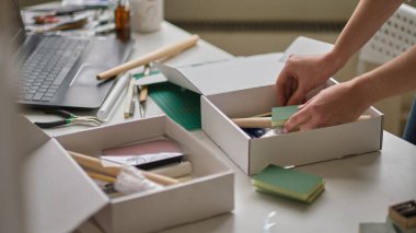 Tanınmayan bir kadın yaratıcılık için hazırlanmış bir seti parçalara ayırıyor. Bir kadın video derslerine göre kendi başına mücevher yapmak ister.